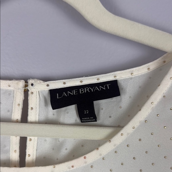 Lane Bryant Cream Sleeveless Blouse with Elegant Design Size 22 - Picture 3 of 12